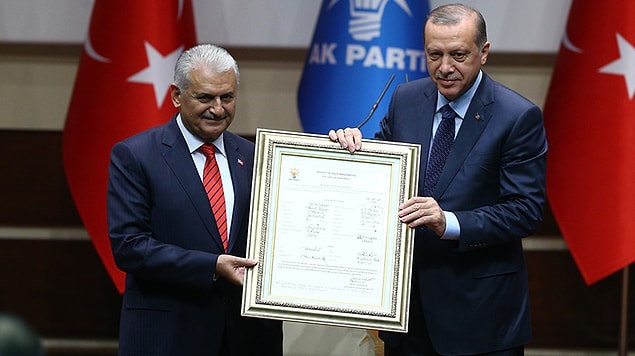 AKP 1. Olağanüstü Büyük Kongresi'yle 27 Ağustos 2014'te partiden ayrılan Erdoğan, partisine 979 gün sonra yeniden üye olarak döndü.