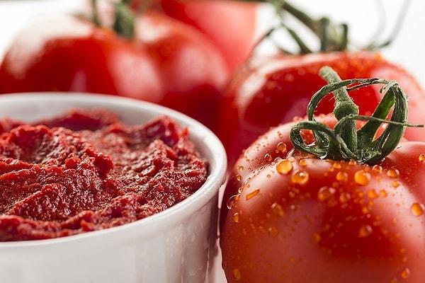 1. Lezzetini en iyi domateslerden alan salça ile başlayalım...