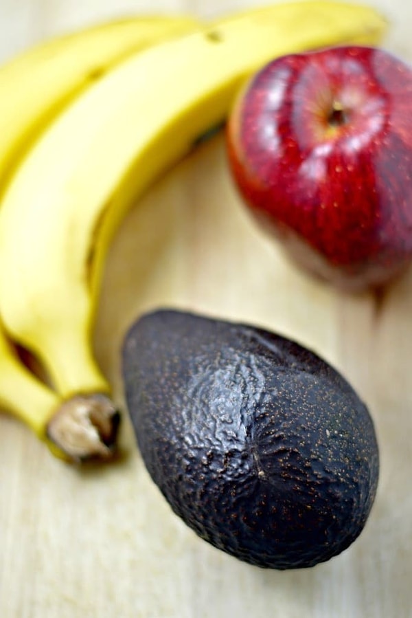 4. Храните авокадо в пакете с яблоками или бананами для его быстрого созревания.