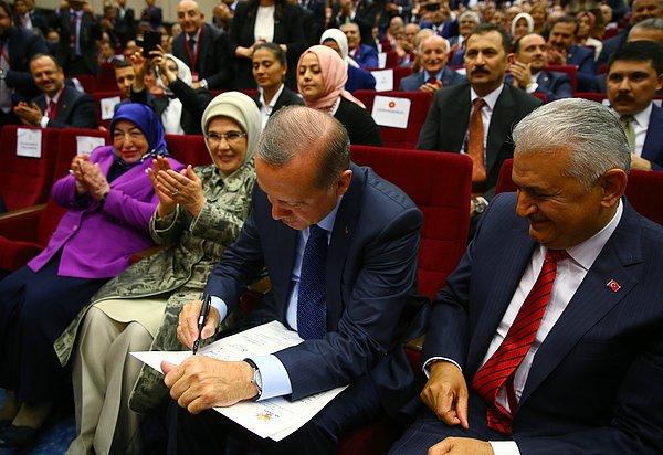 Erdoğan, parti genel merkezinde üyelik beyannamesini imzalayarak AKP'ye üye oldu.