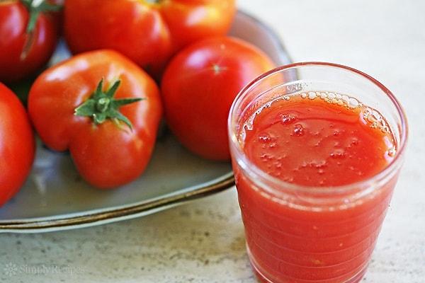 2. İster alkollü ister alkolsüz kullanabileceğiniz ev yapımı domates suyu!