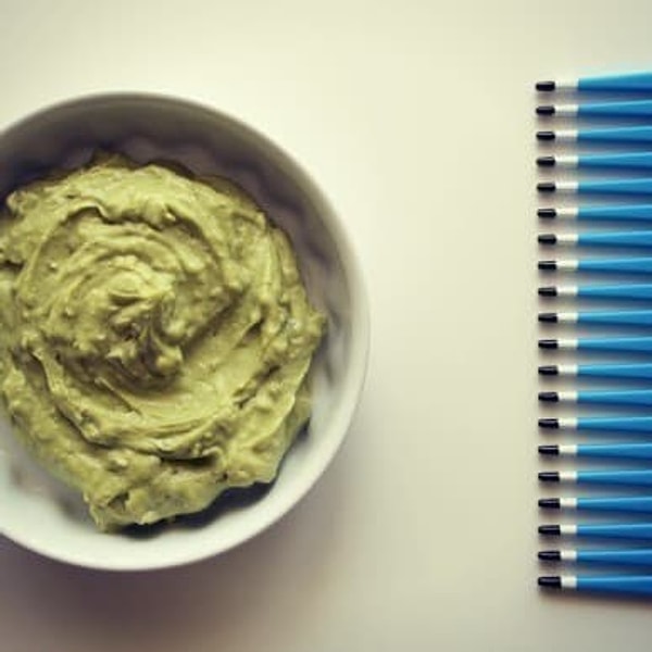 11. Используйте остатки авокадо для приготовления маски для волос