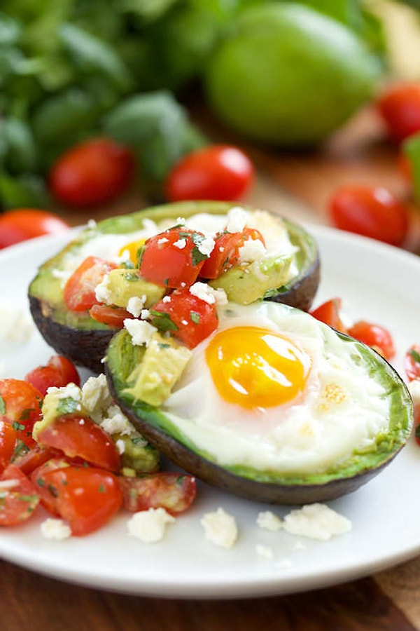 12. Запеките яйцо в авокадо