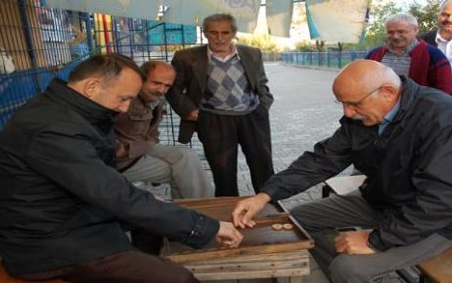 4. Hazır iş yokken yan dükkan sahibinin koltuğunun altına koymalık tavla