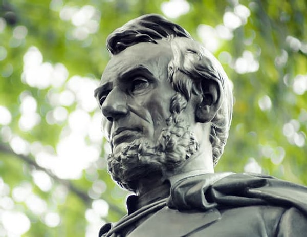 8. Может, кому-то это покажется притянутым за уши, но одна из фигур на лепнине очень уж напоминает Авраама Линкольна.