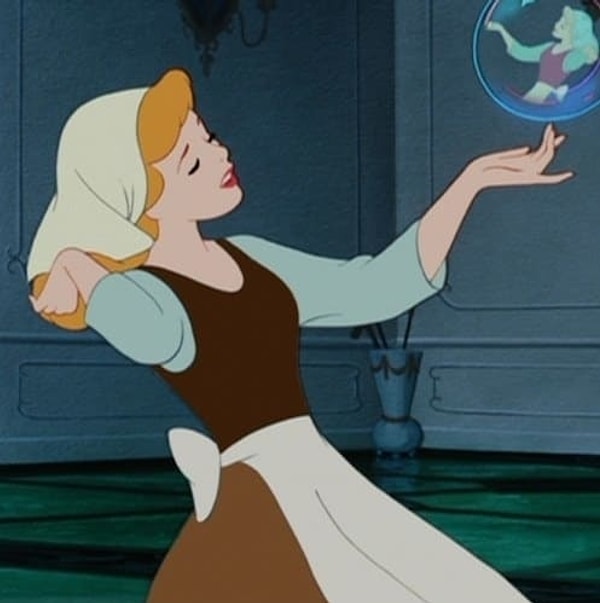 9. Служанка принца Эрика носит тот же костюм, что и Золушка!