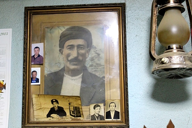 12. Dükkanın bugünlere gelmesinde en büyük payı olan siyah beyaz dede, baba fotoğrafı
