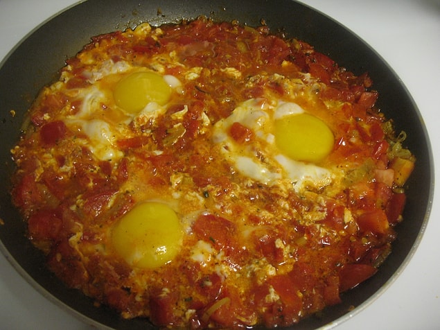13. Arka tarafta küçük tüpün üstünde pişerek bütün dükkanı buram buram kokutan menemen