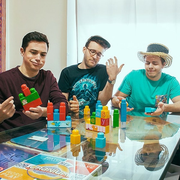 5. Детские игрушки видны сразу, а где же взрослая?