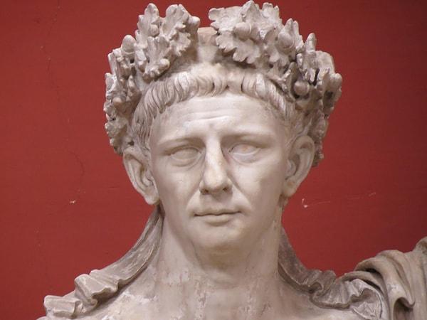 14. Roma İmparatoru Cladius, hüküm sürdüğü dönemde tuhaf biri olarak görülüyordu. Çünkü yalnızca kadınlara ilgi duyuyordu.