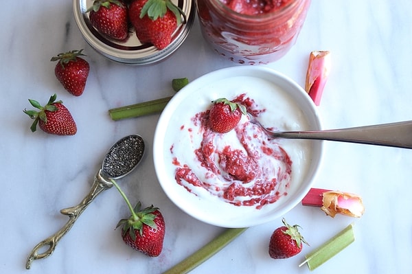 1. Йогурт с клубничным вареньем и семенами чиа