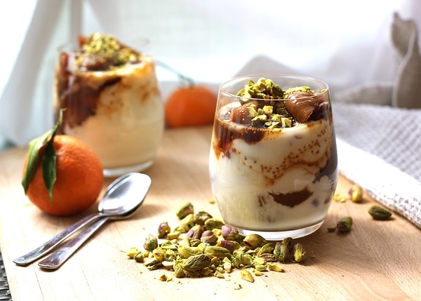 2. Йогурт с абрикосовым вареньем и фисташками