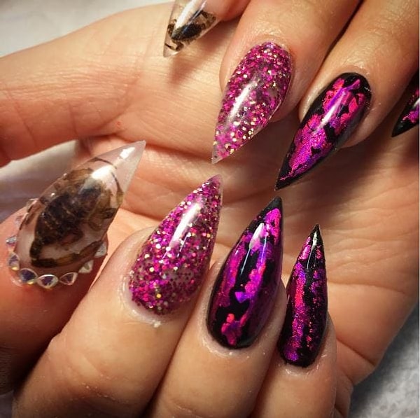 1. Что страшнее: массивный скорпион, окруженный стразами, или крошечный скорпион, вложенный в ноготь мизинца?