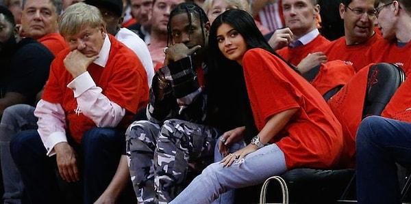 19 yaşındaki ünlü kızımız Kylie yeni aşkı Travis Scott ile geçtiğimiz hafta bir Coachella after party'sinde takıldı, birkaç gün sonra ise Houston Rockets vs. Oklahoma City Thunder NBA maçına gittiler.