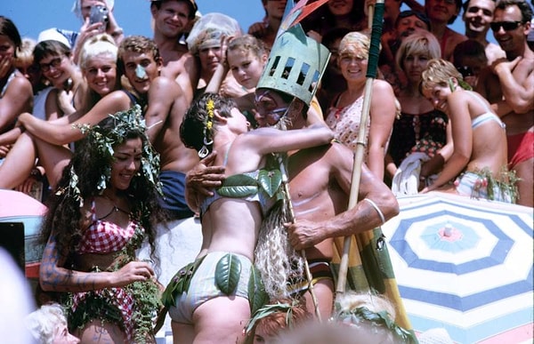 1. Молодые люди целуются на празднике Нептуна, Черное море, 1967