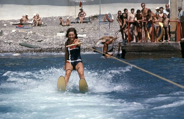 6. Девушка катается на водных лыжах