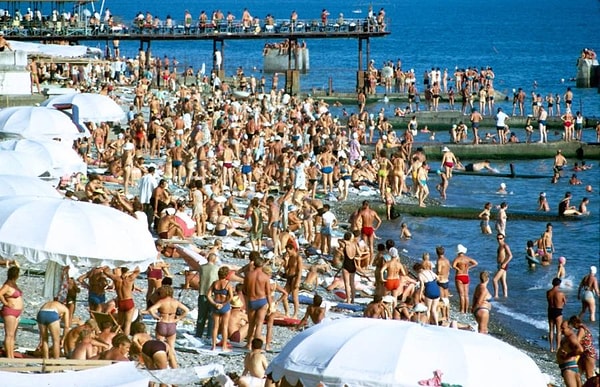 11. Отдыхающие на море