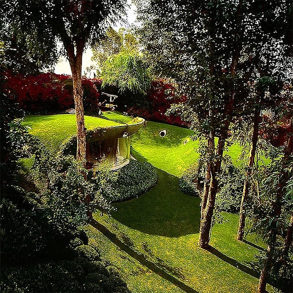 18. Органический дом, идеально вписывающийся в природный ландшафт. Дизайн — Javier Senosiain, Daniel Arredondo