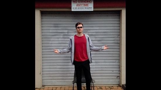 Tabelalarda Yazan Kuralları Israrla Çiğneyen Rahatsız Adam