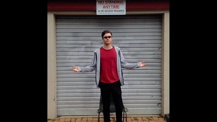 Tabelalarda Yazan Kuralları Israrla Çiğneyen Rahatsız Adam