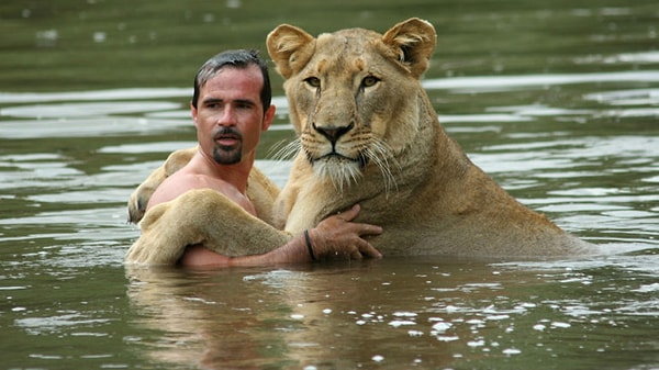 4. А что такого? Просто мужик. Просто купается с львицей