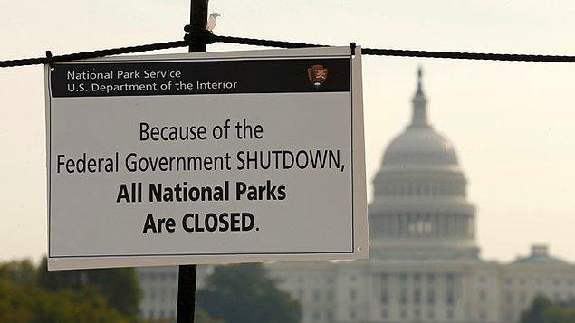 Trump'ın cümlesindeki "kapanma - shutdown" kelimesi bir iş yerinin ya da kurumun finansal nedenlerle faaliyetlerini durdurmasını tanımlamak için kullanılıyor.