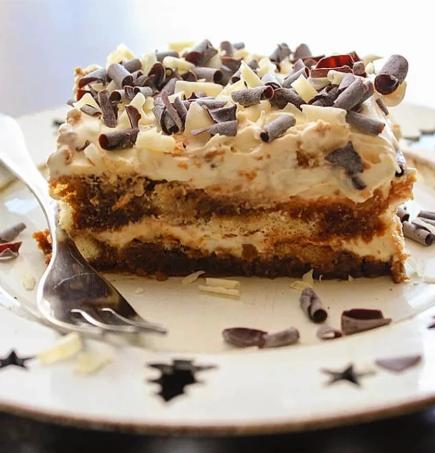 Hazır kekten tiramisu yapıyoruz.