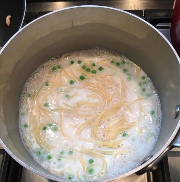 6. Если вы решили сделать пасту со сливочным соусом, рекомендуем варить макароны в молоке.