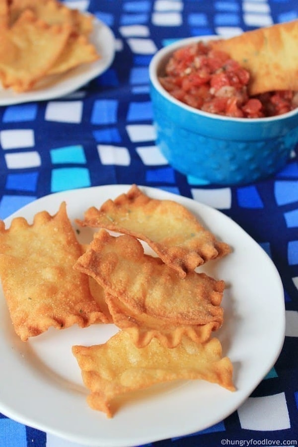 5. Листы лазаньи отварить до полуготовности, а затем обжарить во фритюре. Так вы получите вкусные и ароматные снэки, которые отлично сочетаются с дип-соусами.