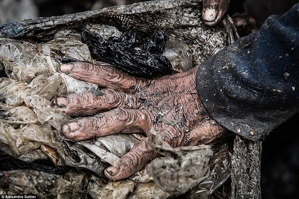 3. Моменты жизни этих людей были запечатлены 36-летним французским фотографом Александром Саттлером.