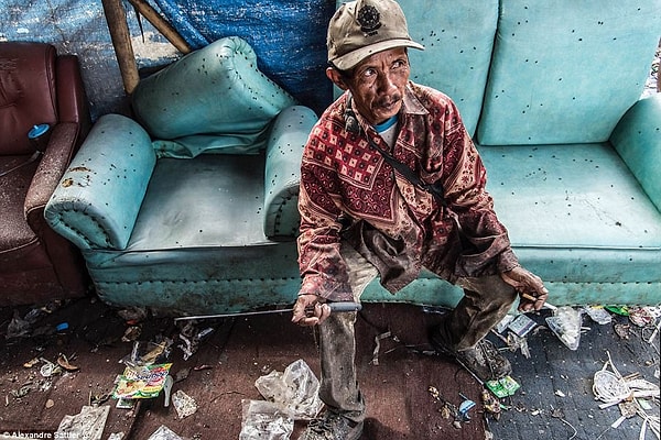 8. У этого мужчины есть обувь, но многие на свалке ходят по грязи босиком.