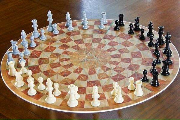 10. Normaliyle yetinemeyenler için 3 oyunculu satranç.