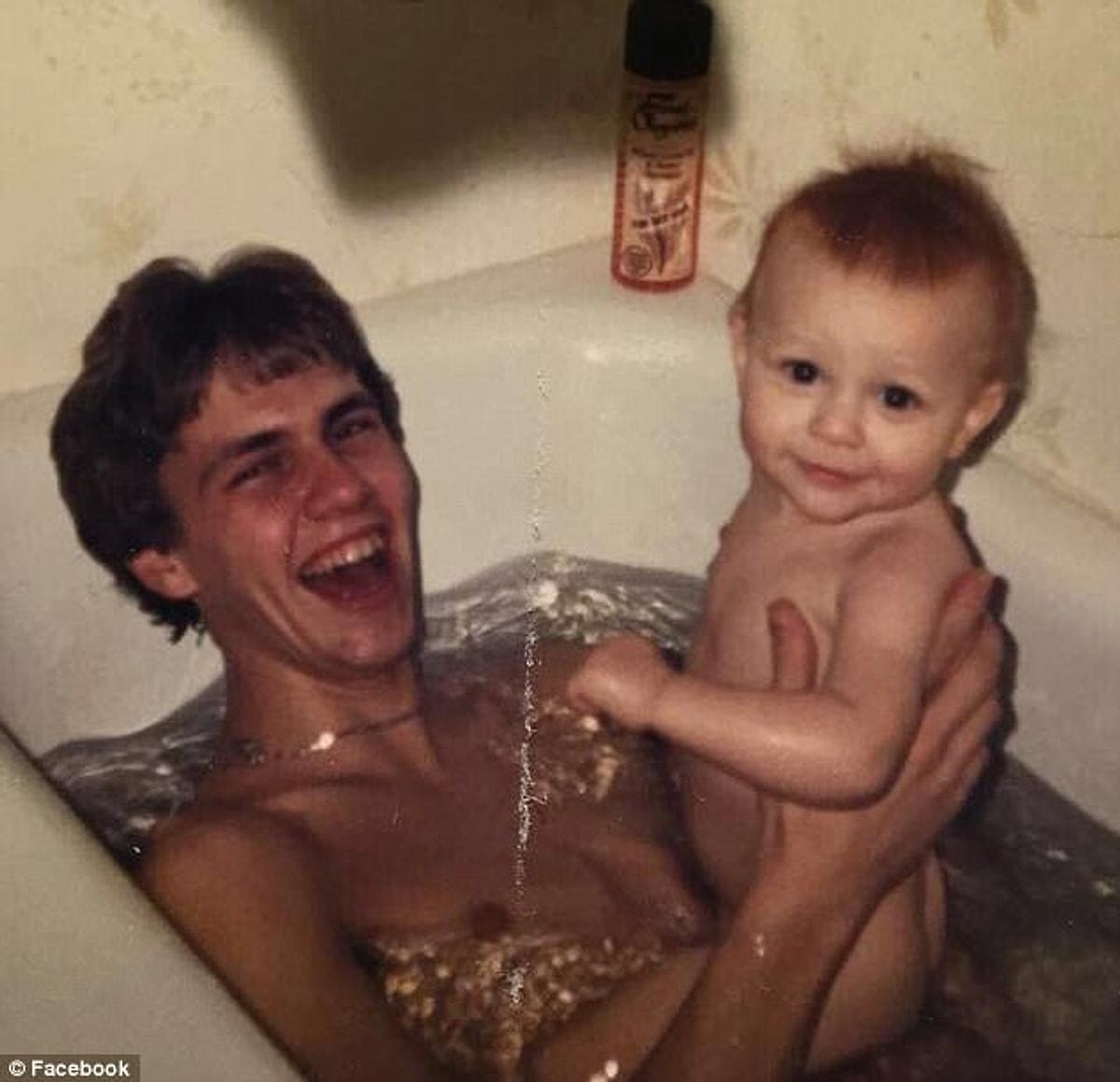 Папа сын в ванной. Папа купается с сыном. Дочь в ванной. Купаю сына. Сын в ванне.