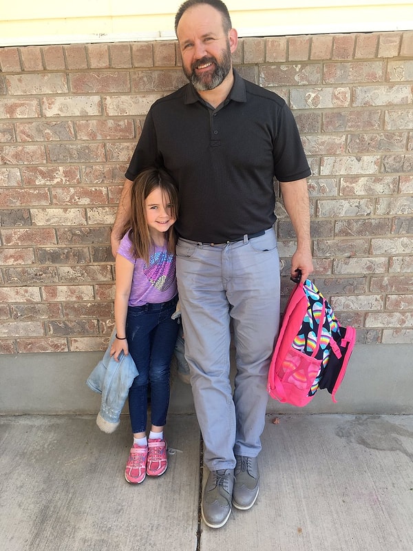 2. Когда Бен Совардс узнал, что у его шестилетней дочери в школе случилась "неприятность", из-за которой она расплакалась, он, недолго думая, облил штаны водой и забрал ее из школы в таком виде.