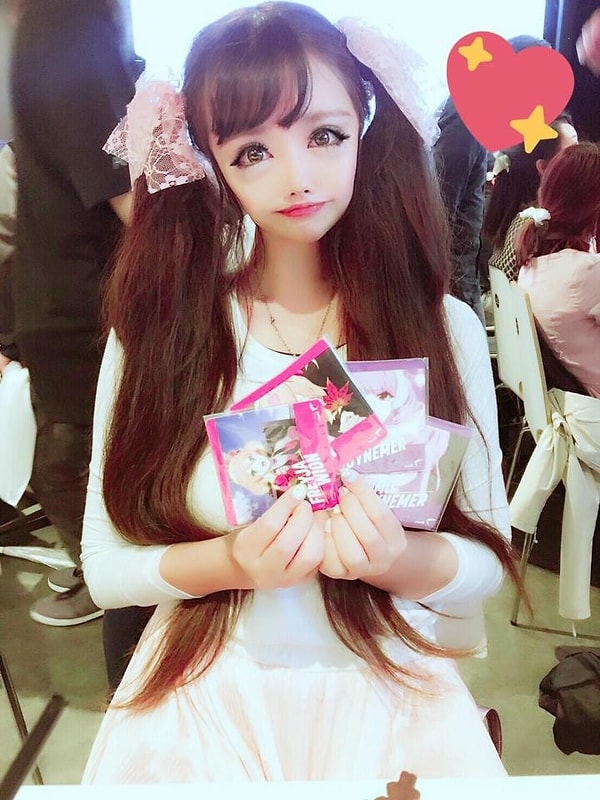 4. Однако источник AsiaWire сообщает, что мультяшной красотой Нозоми обязана только пластическим хирургам.