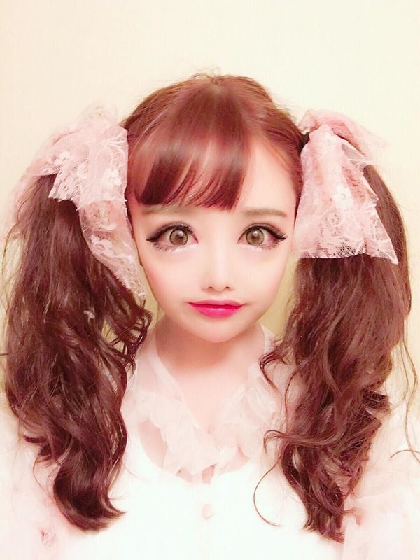 2. У Нозоми непропорционально огромные глаза и сердцевидное лицо — две знаковые характеристики женщин из японских комиксов.