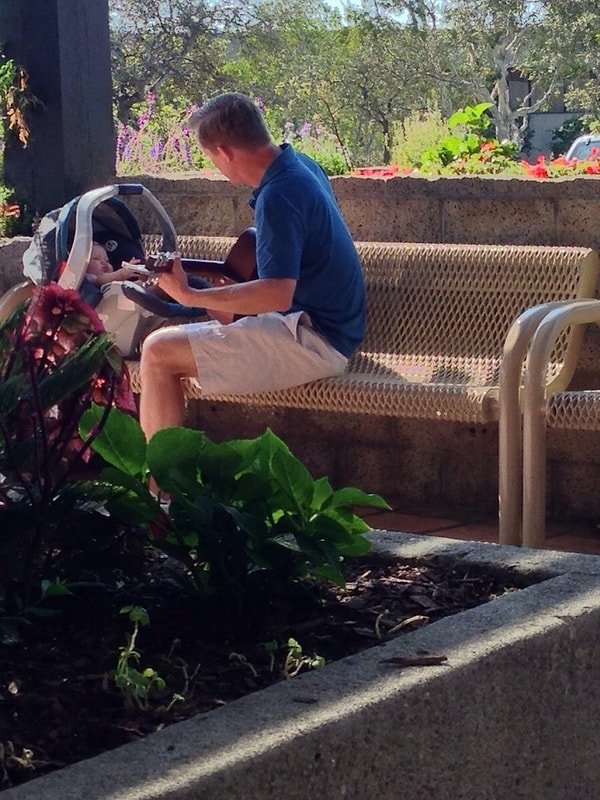 10. Этот папа достал гитару и стал играть для своего малыша, пока они ждали в мойке свою машину.