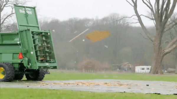 İzlemesi Aşırı Keyifli Şeylerde Bugün: Katı Gübre Dağıtıcısının Paramparça Ettiği Şeyler
