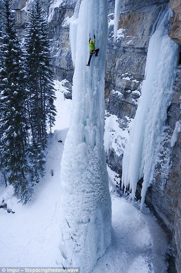 6. Альпинист взбирается по замёрзшему водопаду.