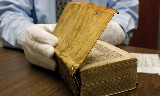 Harvard Üniversitesi Kütüphanesi'nde insan derisiyle ciltli 3 kitap vardır.