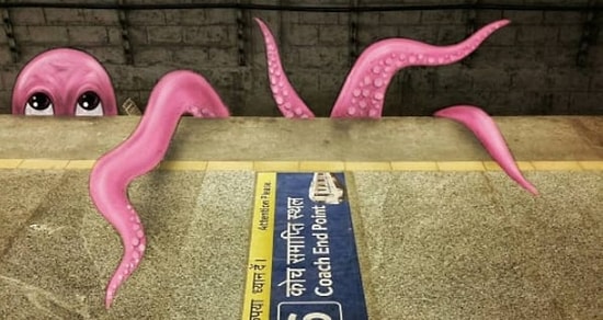 Этот инстаграммер пририсовывает дудлы пассажирам метро