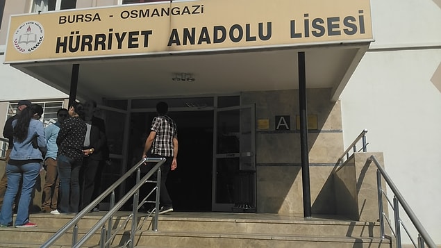Lise öğrencisi H.C. (16), kız arkadaşı Nilüfer Acar'a (16) yanında getirdiği silahla ateş etti.