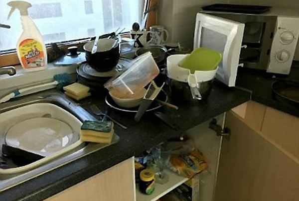 2. Только непонятно, как такая милая девушка может жить в таком... эм... бардаке