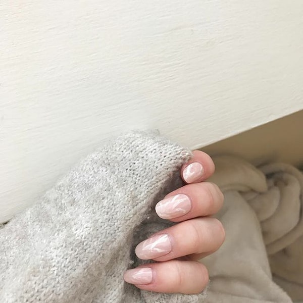 4. Полупрозрачное покрытие молочно-розового оттенка с едва заметными прожилками выглядит необычно и притягивает взгляд.