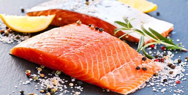 6. Diğer balıklar gibi Omega 3 içeren somon balığı, protein ve D vitamini  de içeriyor. Vücudumuz yağ asitlerini kendi üretemiyor. Onları omega 3 ile beraber alabiliriz.