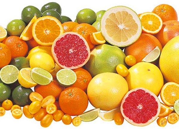 12. Antioksidan etkisi bulunan C vitamini, saç köklerine zarar veren toksinlerin vücuttan daha hızlı atılmasına yardımcı oluyor. C vitamini almak için greyfurt, portakal, limon çok güzel seçenekler.