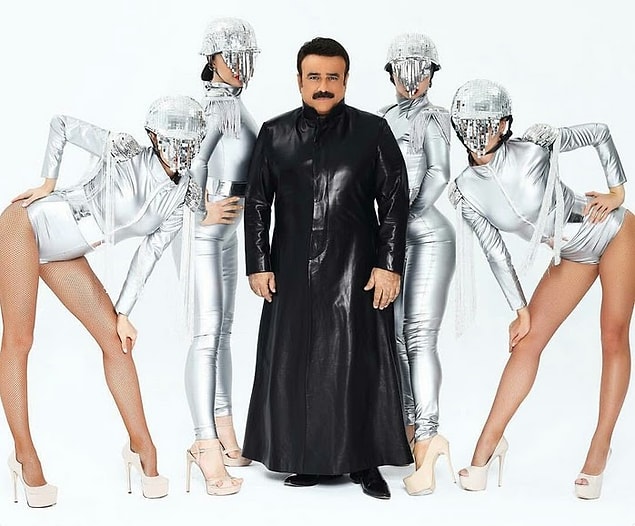 Tatlış dediğimiz Bülent Abi, paralel bir evrendeki imaj maker ile anlaşıp kendini Matrix'in Neo'su haline getirdi en son. Gözlerimiz acıdı, yüreğimiz dağlandı...