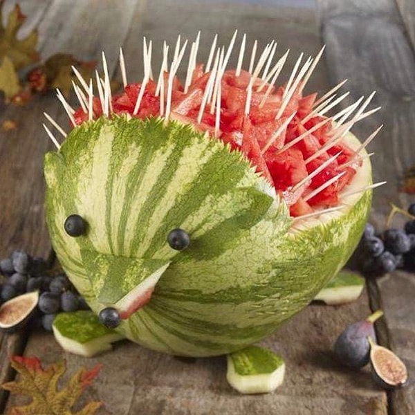 10. Как оригинально подать арбуз? Сделайте из него ежа!