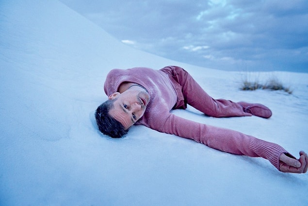 Brad Pitt, who poses in the desert, says: "I am responsible for all the negative things in my life!"