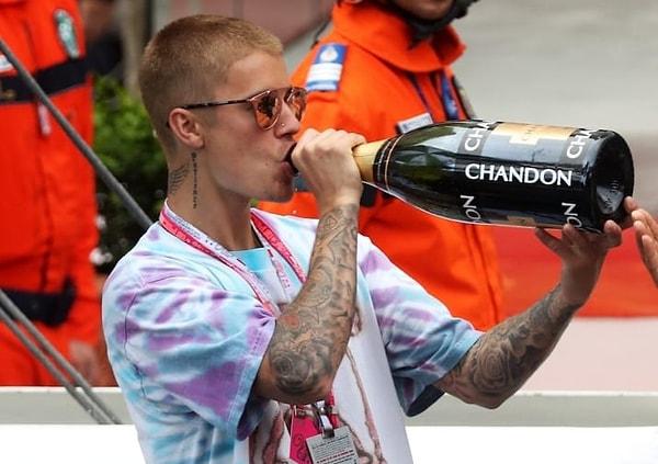 18. Yine Bieber'ın kulisteki odası için 24 şişe içme suyu, 24 şişe alkali su, enerji içecekleri, vitaminli sular, kremalı ve kremasız gazlı içecekler, karışık meyve suları ve protein içecekleri...